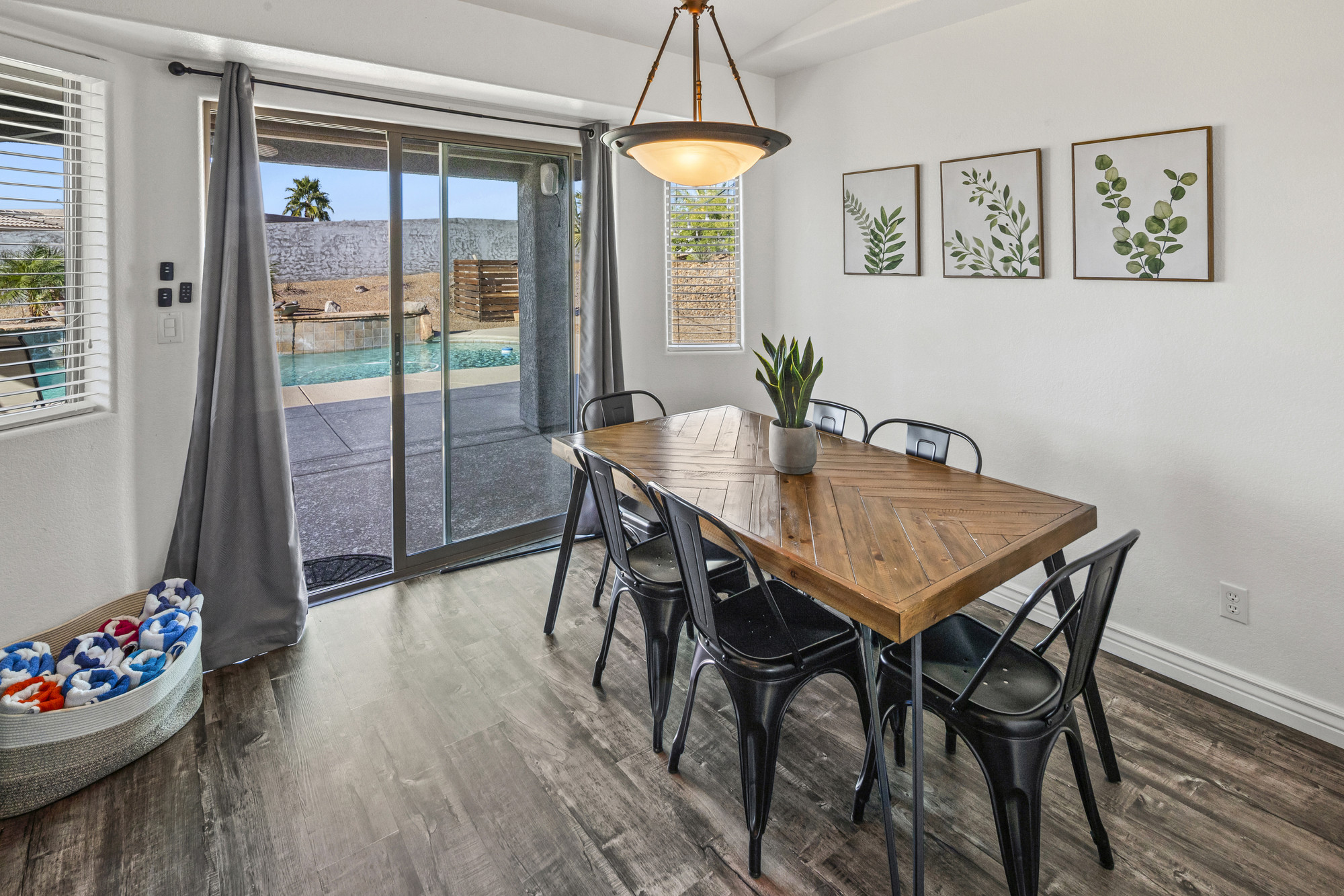 Kitchen and dining table